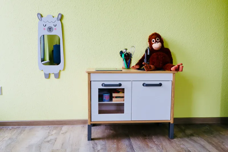 Spielecke mit Kinderküche und Stoffaffe